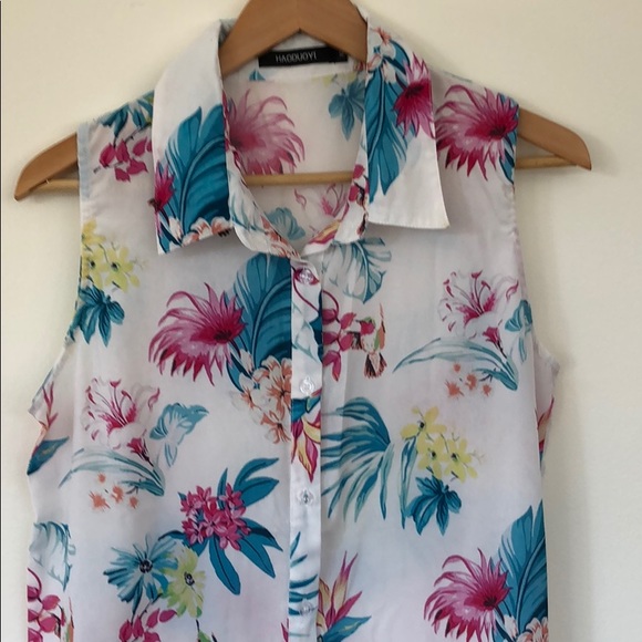 🌸 3/$30 Sheer floral top - Picture 2 of 3